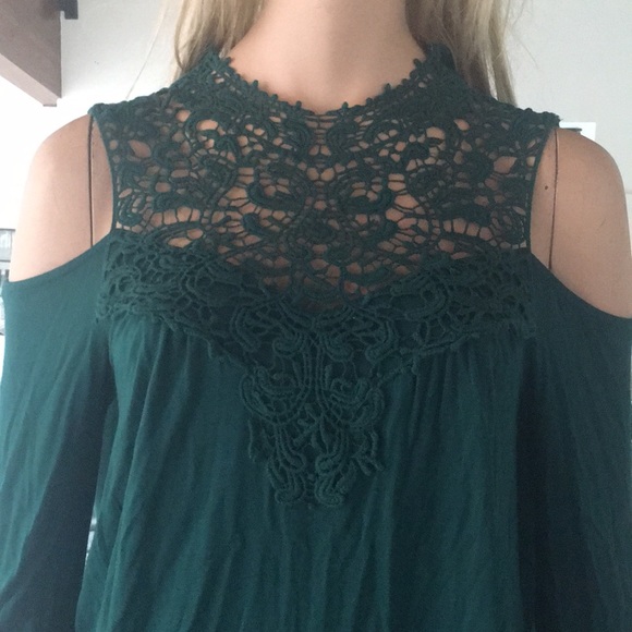 Thalia Sodi Tops - Pretty Green LS Cold Shoulder Top Great Neckline